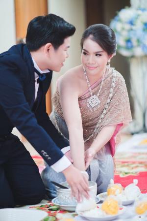 ชุดไทยเจ้าสาว ชุดไทยจักรพรรดิ์ เช่าที่แบมบี้ เวดดิ้ง ห้วยขวาง